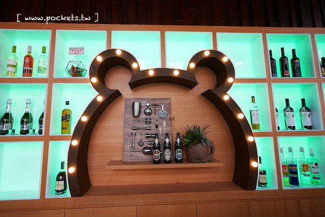 熊吧餐酒館．Bearbar Bistro┃台中西屯美食：台中超吸睛親子餐廳！！有沙坑、溜滑梯、遊戲室、閱讀室，屋外可愛的三隻粉紅色熊熊 @飛天璇的口袋