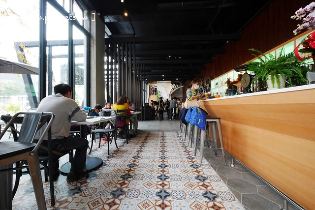 熊吧餐酒館．Bearbar Bistro┃台中西屯美食：台中超吸睛親子餐廳！！有沙坑、溜滑梯、遊戲室、閱讀室，屋外可愛的三隻粉紅色熊熊 @飛天璇的口袋