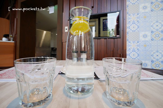 熊吧餐酒館．Bearbar Bistro┃台中西屯美食：台中超吸睛親子餐廳！！有沙坑、溜滑梯、遊戲室、閱讀室，屋外可愛的三隻粉紅色熊熊 @飛天璇的口袋