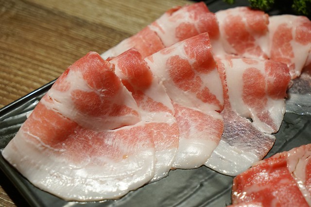 牧沐苑精緻麻辣火鍋┃台中西屯美食：麻辣火鍋中的精品店，美國Prime牛肉、澳洲M9和牛、各式生猛海鮮、專業吃法壽喜燒新上市！ @飛天璇的口袋