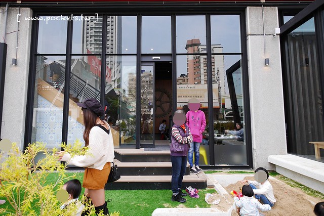 熊吧餐酒館．Bearbar Bistro┃台中西屯美食：台中超吸睛親子餐廳！！有沙坑、溜滑梯、遊戲室、閱讀室，屋外可愛的三隻粉紅色熊熊 @飛天璇的口袋