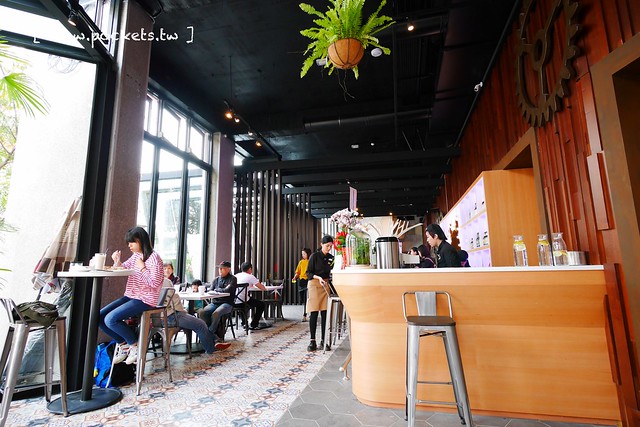 熊吧餐酒館．Bearbar Bistro┃台中西屯美食：台中超吸睛親子餐廳！！有沙坑、溜滑梯、遊戲室、閱讀室，屋外可愛的三隻粉紅色熊熊 @飛天璇的口袋