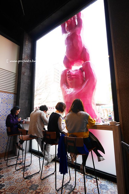 熊吧餐酒館．Bearbar Bistro┃台中西屯美食：台中超吸睛親子餐廳！！有沙坑、溜滑梯、遊戲室、閱讀室，屋外可愛的三隻粉紅色熊熊 @飛天璇的口袋