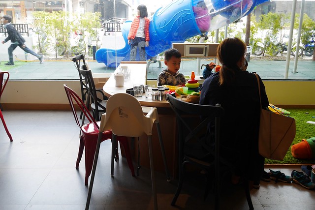 熊吧餐酒館．Bearbar Bistro┃台中西屯美食：台中超吸睛親子餐廳！！有沙坑、溜滑梯、遊戲室、閱讀室，屋外可愛的三隻粉紅色熊熊 @飛天璇的口袋