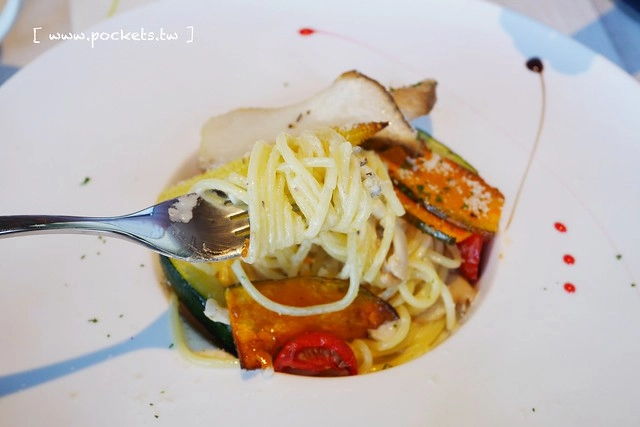 熊吧餐酒館．Bearbar Bistro┃台中西屯美食：台中超吸睛親子餐廳！！有沙坑、溜滑梯、遊戲室、閱讀室，屋外可愛的三隻粉紅色熊熊 @飛天璇的口袋