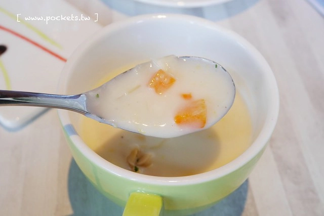 熊吧餐酒館．Bearbar Bistro┃台中西屯美食：台中超吸睛親子餐廳！！有沙坑、溜滑梯、遊戲室、閱讀室，屋外可愛的三隻粉紅色熊熊 @飛天璇的口袋