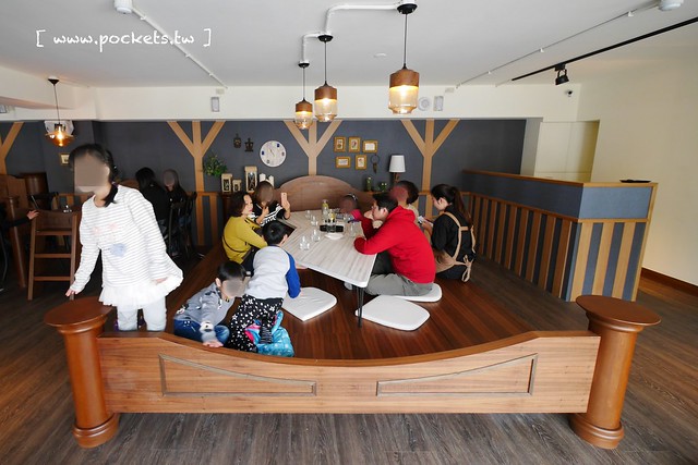 熊吧餐酒館．Bearbar Bistro┃台中西屯美食：台中超吸睛親子餐廳！！有沙坑、溜滑梯、遊戲室、閱讀室，屋外可愛的三隻粉紅色熊熊 @飛天璇的口袋