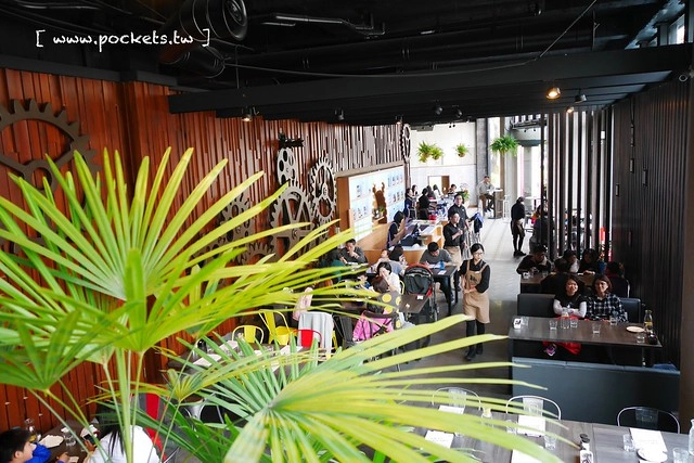 熊吧餐酒館．Bearbar Bistro┃台中西屯美食：台中超吸睛親子餐廳！！有沙坑、溜滑梯、遊戲室、閱讀室，屋外可愛的三隻粉紅色熊熊 @飛天璇的口袋