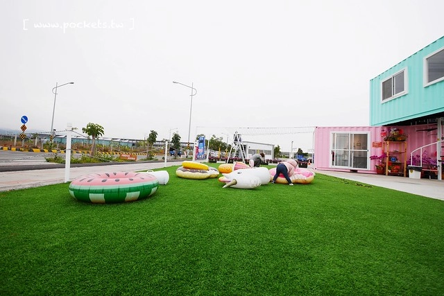 HAO YU 好悠咖啡｜田中超夯的IG打卡熱門景點，可愛又夢幻的彩虹貨櫃屋咖啡，喝下午茶遛小孩的好地方(已歇業) @飛天璇的口袋