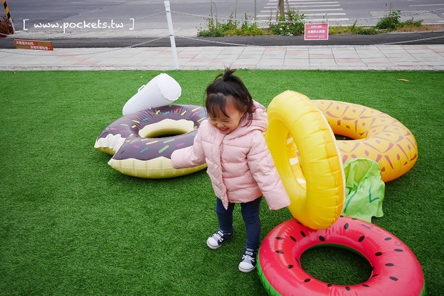 HAO YU 好悠咖啡｜田中超夯的IG打卡熱門景點，可愛又夢幻的彩虹貨櫃屋咖啡，喝下午茶遛小孩的好地方(已歇業) @飛天璇的口袋