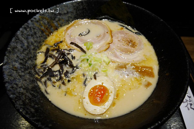 麵屋六花 Menya Rokka┃台中北區美食：中國醫藥大學商圈必吃美食，引進日本投幣式拉麵機點餐方式，湯頭濃郁接近日本風味 @飛天璇的口袋