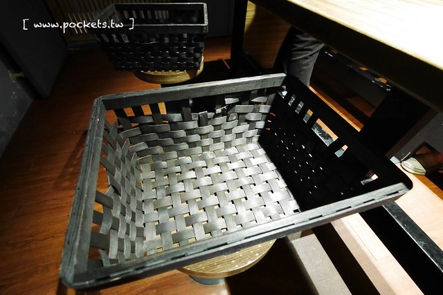 麵屋六花 Menya Rokka┃台中北區美食：中國醫藥大學商圈必吃美食，引進日本投幣式拉麵機點餐方式，湯頭濃郁接近日本風味 @飛天璇的口袋