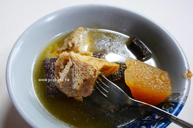 台中東勢｜老黑輪肉圓店．東勢傳承50個年頭的老滋味，用臉盆裝黑輪超有氣勢 @飛天璇的口袋