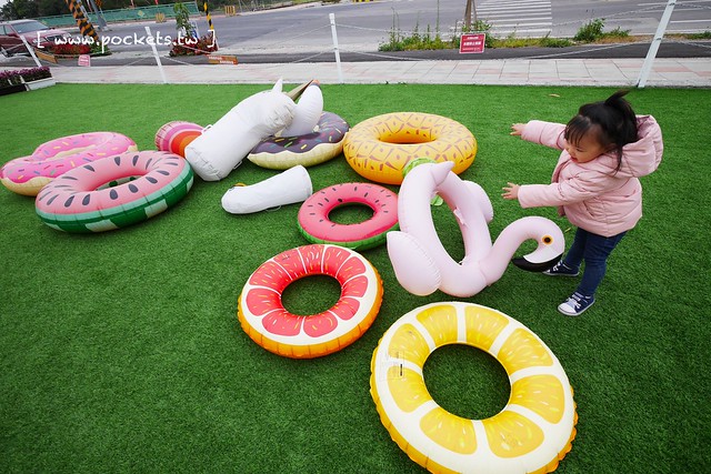 HAO YU 好悠咖啡｜田中超夯的IG打卡熱門景點，可愛又夢幻的彩虹貨櫃屋咖啡，喝下午茶遛小孩的好地方(已歇業) @飛天璇的口袋