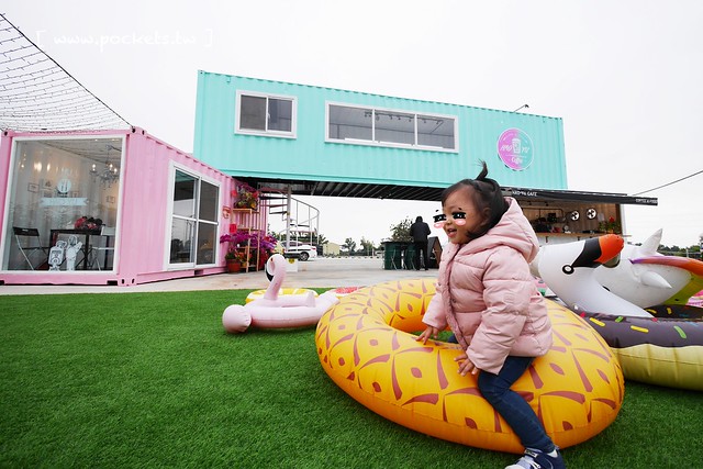 HAO YU 好悠咖啡｜田中超夯的IG打卡熱門景點，可愛又夢幻的彩虹貨櫃屋咖啡，喝下午茶遛小孩的好地方(已歇業) @飛天璇的口袋