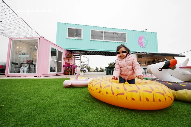 HAO YU 好悠咖啡｜田中超夯的IG打卡熱門景點，可愛又夢幻的彩虹貨櫃屋咖啡，喝下午茶遛小孩的好地方(已歇業) @飛天璇的口袋