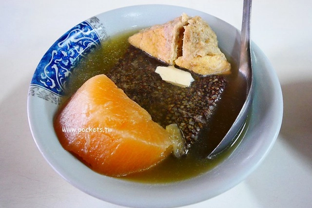 台中東勢｜老黑輪肉圓店．東勢傳承50個年頭的老滋味，用臉盆裝黑輪超有氣勢 @飛天璇的口袋