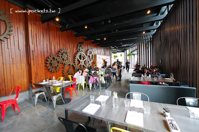 熊吧餐酒館．Bearbar Bistro┃台中西屯美食：台中超吸睛親子餐廳！！有沙坑、溜滑梯、遊戲室、閱讀室，屋外可愛的三隻粉紅色熊熊 @飛天璇的口袋