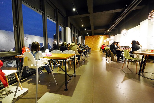 台中龍井｜綠朵休閒農場｜台中龍井純白色鋼琴外觀建築，可以同時觀賞日落和夜景，台中打卡景觀餐廳 @飛天璇的口袋