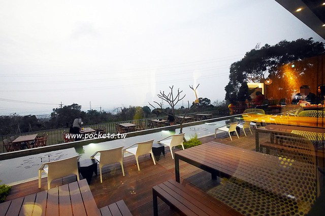 台中龍井｜綠朵休閒農場｜台中龍井純白色鋼琴外觀建築，可以同時觀賞日落和夜景，台中打卡景觀餐廳 @飛天璇的口袋