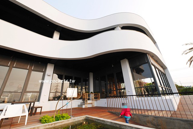 台中龍井｜綠朵休閒農場｜台中龍井純白色鋼琴外觀建築，可以同時觀賞日落和夜景，台中打卡景觀餐廳 @飛天璇的口袋