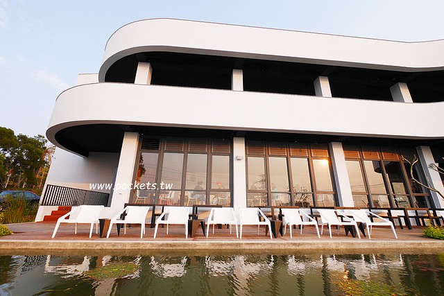 台中龍井｜綠朵休閒農場｜台中龍井純白色鋼琴外觀建築，可以同時觀賞日落和夜景，台中打卡景觀餐廳 @飛天璇的口袋