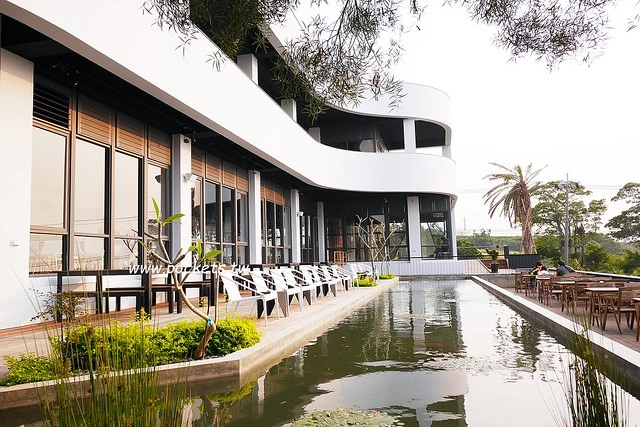 台中龍井｜綠朵休閒農場｜台中龍井純白色鋼琴外觀建築，可以同時觀賞日落和夜景，台中打卡景觀餐廳 @飛天璇的口袋