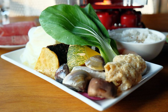 台中龍井｜綠朵休閒農場｜台中龍井純白色鋼琴外觀建築，可以同時觀賞日落和夜景，台中打卡景觀餐廳 @飛天璇的口袋