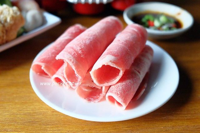 台中龍井｜綠朵休閒農場｜台中龍井純白色鋼琴外觀建築，可以同時觀賞日落和夜景，台中打卡景觀餐廳 @飛天璇的口袋