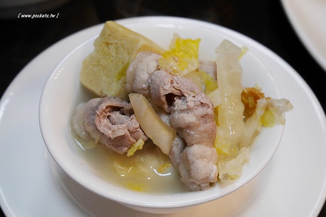 劉家酸菜白肉鍋：高雄超人氣連鎖火鍋店進駐台中，下午時段火鍋只要半價，鄰近南屯IKEA和向上花市 @飛天璇的口袋