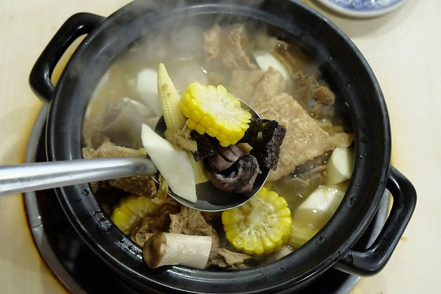 台中豐原｜三豐食補碳燒薑母鴨．豐原超人氣薑母鴨店，湯頭鮮甜價格實在 @飛天璇的口袋