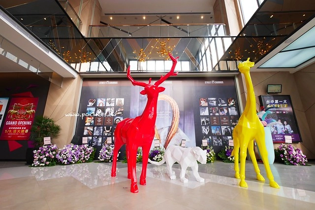 台中秀泰廣場站前店｜東區最潮藝術娛樂打卡新地標，結合美食、電影、購物、展覽和petite &eacute;tude小書房 @飛天璇的口袋