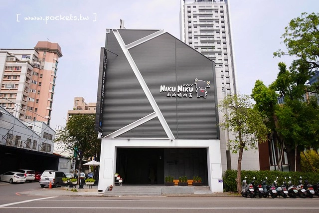 熊吧餐酒館．Bearbar Bistro┃台中西屯美食：台中超吸睛親子餐廳！！有沙坑、溜滑梯、遊戲室、閱讀室，屋外可愛的三隻粉紅色熊熊 @飛天璇的口袋