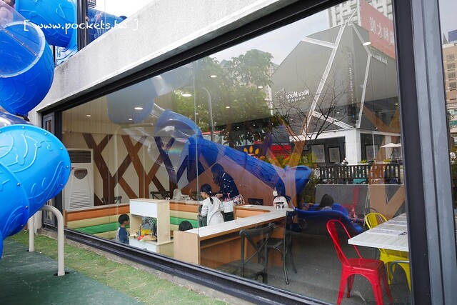 熊吧餐酒館．Bearbar Bistro┃台中西屯美食：台中超吸睛親子餐廳！！有沙坑、溜滑梯、遊戲室、閱讀室，屋外可愛的三隻粉紅色熊熊 @飛天璇的口袋