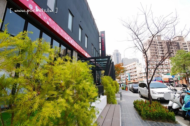 熊吧餐酒館．Bearbar Bistro┃台中西屯美食：台中超吸睛親子餐廳！！有沙坑、溜滑梯、遊戲室、閱讀室，屋外可愛的三隻粉紅色熊熊 @飛天璇的口袋