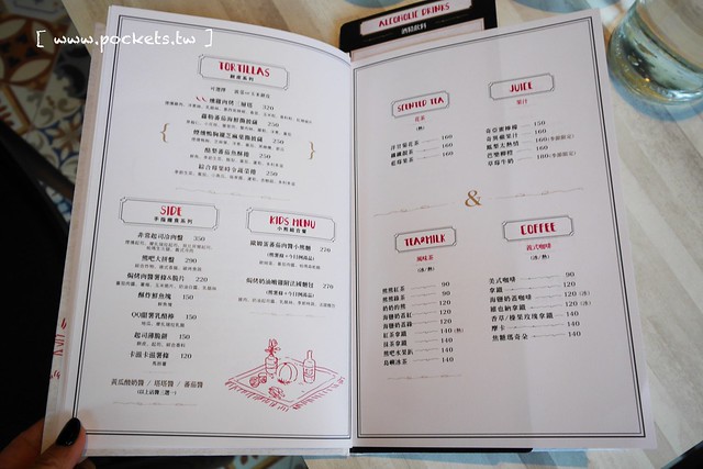 熊吧餐酒館．Bearbar Bistro┃台中西屯美食：台中超吸睛親子餐廳！！有沙坑、溜滑梯、遊戲室、閱讀室，屋外可愛的三隻粉紅色熊熊 @飛天璇的口袋