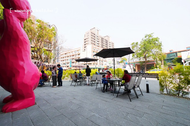 熊吧餐酒館．Bearbar Bistro┃台中西屯美食：台中超吸睛親子餐廳！！有沙坑、溜滑梯、遊戲室、閱讀室，屋外可愛的三隻粉紅色熊熊 @飛天璇的口袋