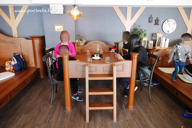 熊吧餐酒館．Bearbar Bistro┃台中西屯美食：台中超吸睛親子餐廳！！有沙坑、溜滑梯、遊戲室、閱讀室，屋外可愛的三隻粉紅色熊熊 @飛天璇的口袋