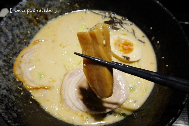 麵屋六花 Menya Rokka┃台中北區美食：中國醫藥大學商圈必吃美食，引進日本投幣式拉麵機點餐方式，湯頭濃郁接近日本風味 @飛天璇的口袋