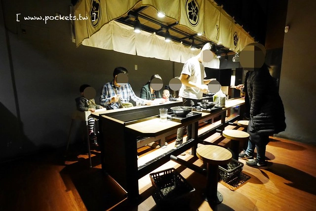 麵屋六花 Menya Rokka┃台中北區美食：中國醫藥大學商圈必吃美食，引進日本投幣式拉麵機點餐方式，湯頭濃郁接近日本風味 @飛天璇的口袋