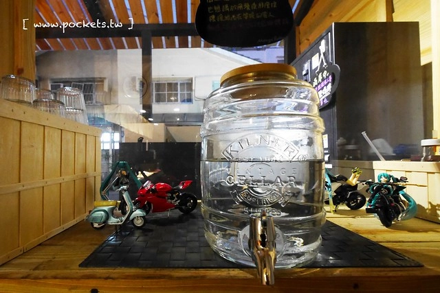 麵屋六花 Menya Rokka┃台中北區美食：中國醫藥大學商圈必吃美食，引進日本投幣式拉麵機點餐方式，湯頭濃郁接近日本風味 @飛天璇的口袋