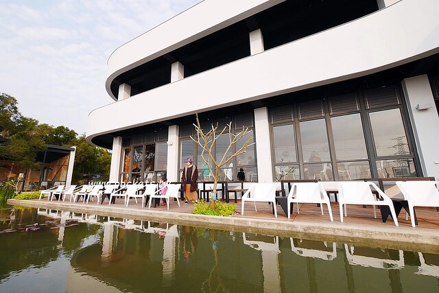 台中龍井｜綠朵休閒農場｜台中龍井純白色鋼琴外觀建築，可以同時觀賞日落和夜景，台中打卡景觀餐廳 @飛天璇的口袋