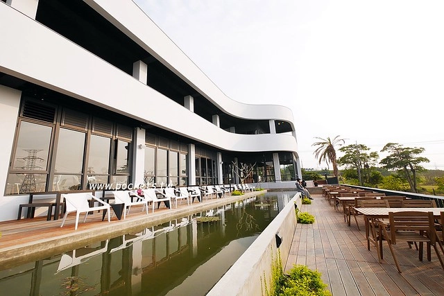 台中龍井｜綠朵休閒農場｜台中龍井純白色鋼琴外觀建築，可以同時觀賞日落和夜景，台中打卡景觀餐廳 @飛天璇的口袋