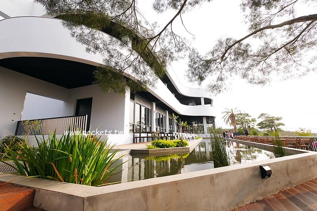 台中龍井｜綠朵休閒農場｜台中龍井純白色鋼琴外觀建築，可以同時觀賞日落和夜景，台中打卡景觀餐廳 @飛天璇的口袋