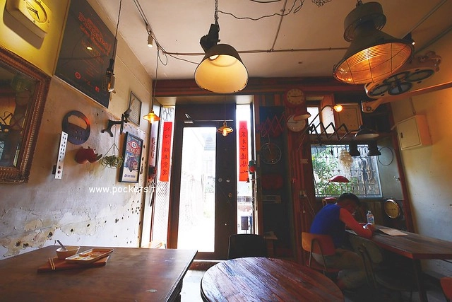 做作米食寓┃台中西區美食：有滿滿收藏品的藝文空間，賣著充滿溫度的米食料理，鄰近向上市場和家湯溫度 @飛天璇的口袋