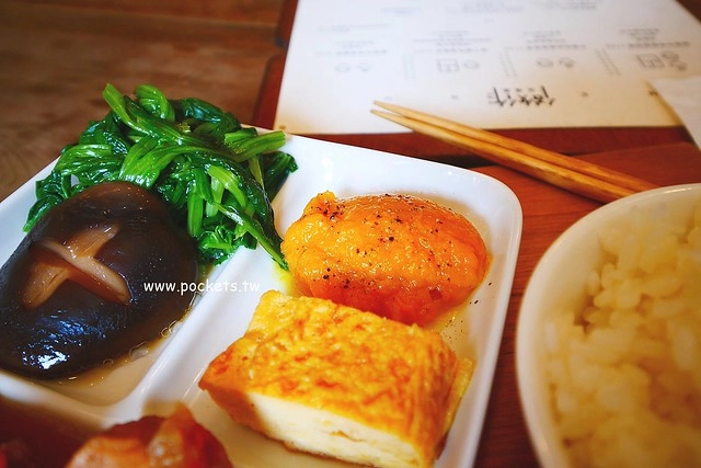 做作米食寓┃台中西區美食：有滿滿收藏品的藝文空間，賣著充滿溫度的米食料理，鄰近向上市場和家湯溫度 @飛天璇的口袋