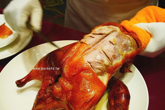 宜蘭礁溪｜蘭城晶英紅樓烤鴨，榮獲台灣十大烤鴨第一名，櫻桃霸王鴨一鴨五吃皮酥肉嫩 @飛天璇的口袋
