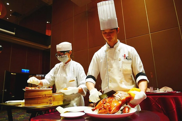 宜蘭礁溪｜蘭城晶英紅樓烤鴨，榮獲台灣十大烤鴨第一名，櫻桃霸王鴨一鴨五吃皮酥肉嫩 @飛天璇的口袋