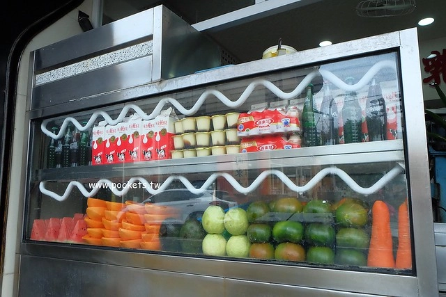 彰化美食｜彰化木瓜牛乳大王．孔廟前的超人氣冰品店，木瓜牛奶、香蕉牛奶、檸檬汁都很好喝 @飛天璇的口袋