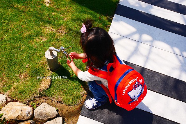 琴森林主題餐廳 PWF：純白鋼琴外型建築，前庭一片落羽松，還有黑白琴鍵人行道(已歇業) @飛天璇的口袋